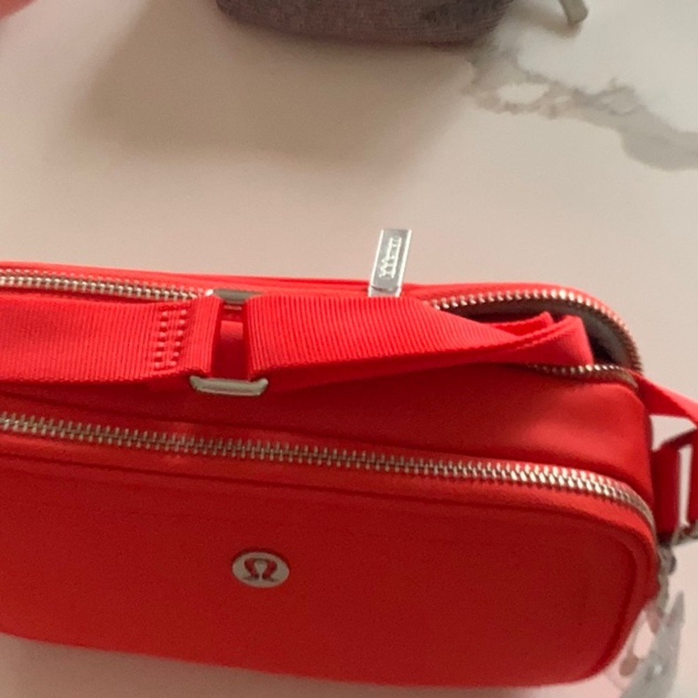 lululemon athletica Crossbody Camera Bag 2L - Picture 3 of 4